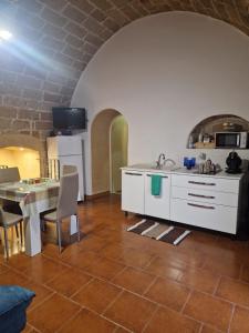 a kitchen and dining room with a table and a sink at casa Carlos in Bari Palese