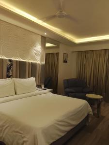 a hotel room with a bed and a chair at Fortune Murali Park, Vijayawada - Member ITC Hotels' Group in Vijayawāda +48 photos