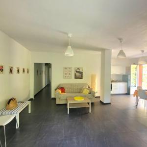 a living room with a couch and a table at Al Molino delle Ghiare in Levanto