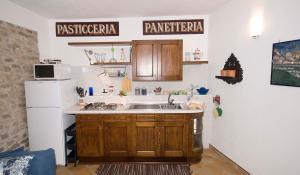 uma cozinha com um lavatório e um frigorífico em Archi del '400 Appartamento em Barolo