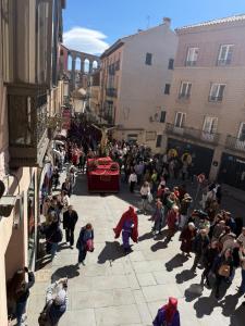 a crowd of people walking around in a street at Hospedaje C-17 in Segovia