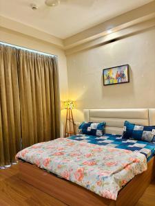a bedroom with a bed in a room at Luxury stays in Greater Noida