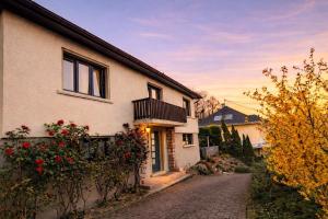 a white house with a brick road in front of it at L'Impasse en Duo, appartement cosy 2 personnes avec SPA extérieur privé in Munster