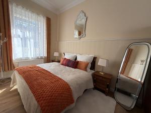 a bedroom with a bed and a large mirror at Stadtpalais Belle Etage - historische Villa nahe Theater und Soletherme in Bad Elster