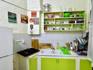a kitchen with green cabinets and a sink at Appartement paisible in Tunis +9 photos