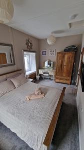 a cat laying on a bed in a bedroom at Penbryn Holidays, Barmouth in Barmouth +11 photos