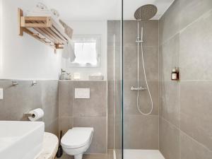 a bathroom with a shower and a toilet and a sink at Stilvolles Design-Tiny-House mit Terrasse & Hund in Fuchsmühl