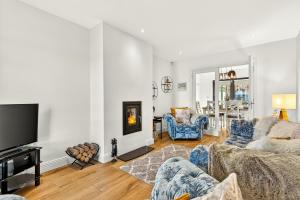 a living room with a couch and a tv at Cnoc Na RI in Strandhill