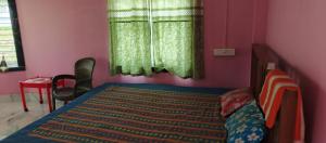 a small bedroom with a bed and a window at Mohana Homestay in Tāki