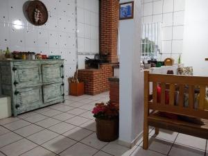a kitchen with a table and a bench in a room at Miracatu! Refúgio e Paz nas Montanhas in Miracatu
