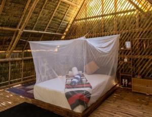 ein Bett in einem Zelt in einem Zimmer in der Unterkunft Camp Laya Daracoton Island in El Nido