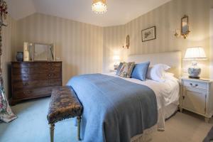 a bedroom with a bed and a dresser and a mirror at Virginia Cottage in York
