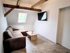 a living room with a couch and a table at Gasthaus und Hotel Peterhänsel in Spechtsbrunn