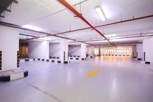 an empty parking garage with a yellow arrow on the floor at شقة في دار المشاعر in Mecca