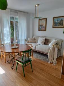 a living room with a table and a couch at Oasis de Sal y Pradera in Miengo