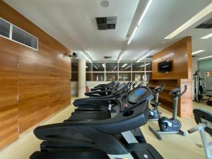 a row of exercise bikes in a gym at Excelente Flat Duplex com vaga de garagem no Fusion Hotel in Brasília