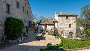 a courtyard of a building with a bench next to it at Borgo Belfiore in Arcevia