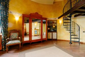 ein Wohnzimmer mit Treppe und Stuhl in der Unterkunft Al Borducan Boutique Hotel in Varese