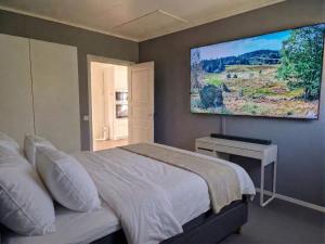 a bedroom with a bed and a tv on the wall at Wild Lodge in Nol