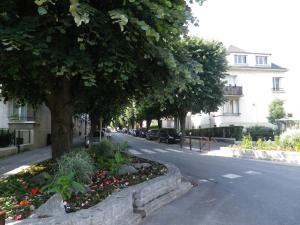 a tree on the side of a street with flowers at Le Studio 1517 in Le Kremlin-Bicêtre