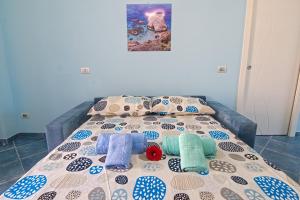a bed with pillows and towels on top of it at Appartamento Celestina Mare in Portoferraio