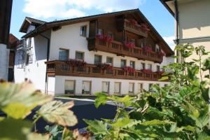 a building with a balcony with flowers on it at Landhotel-Gasthof-Schreiner in Hohenau