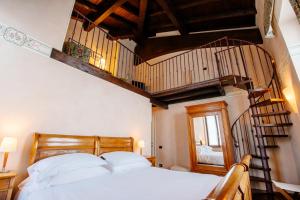 ein Schlafzimmer mit einem Bett und einer Wendeltreppe in der Unterkunft Al Borducan Boutique Hotel in Varese + 64 Fotos