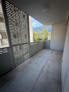 ein leerer Wohnungsbalkon mit Blick auf die Berge in der Unterkunft Casa Delmo Comfort, eleganza e posizione strategica nel cuore della Valtellina in Sondrio