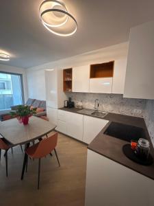 eine Küche und ein Wohnzimmer mit einem Tisch und einem Esszimmer in der Unterkunft Casa Delmo Comfort, eleganza e posizione strategica nel cuore della Valtellina in Sondrio