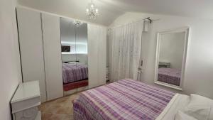 a bedroom with two beds and a mirror at Sotto i Lucernai in Cagli