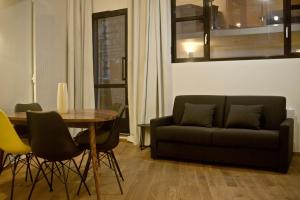 - un salon avec un canapé et une table dans l'établissement Chez vous - Marguerite et Emile, à Paris
