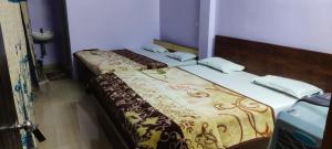 two beds in a hotel room at Hotel Shree palace in Jabalpur