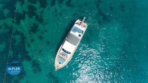 an overhead view of a boat in the water at vip motoryat in Alanya