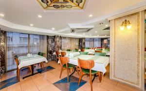 a dining room with a table and chairs at Hotel Seren 2 in Istanbul