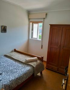 a bedroom with a bed and a window at Casa Verde in Braga