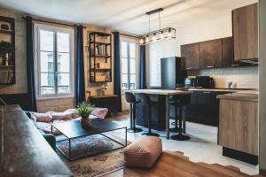 a kitchen with a table in a living room at Le charmant, Hyper Centre Angers in Angers