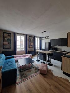 a living room with a couch and a table at Le charmant, Hyper Centre Angers in Angers