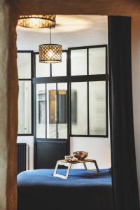 a table sitting on a bed in front of a window at Le charmant, Hyper Centre Angers in Angers