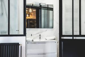 a bathroom with a sink and a mirror at Le charmant, Hyper Centre Angers in Angers