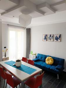 a living room with a blue couch and a table at Playadeivo in Pineto