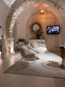 a living room with two chairs and a television at دارالقوس in Sfax