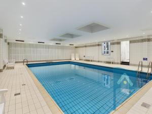 a large swimming pool in a building at Ferienwohnung Wattkönig in Wyk auf Föhr