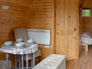 a dining room with a table and chairs in a cabin at Park View - Ukc4925 in Roydon