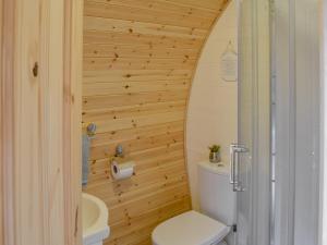 a bathroom with a toilet and a sink at Park View - Ukc4925 in Roydon +13 photos