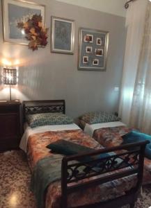 ein Schlafzimmer mit zwei Betten und einer Lampe in der Unterkunft 3Aceri in Arcore