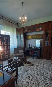 ein Wohnzimmer mit Sofa und Kronleuchter in der Unterkunft 3Aceri in Arcore