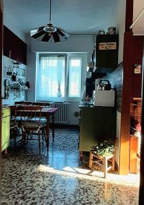 eine Küche und ein Esszimmer mit einem Tisch und einem Fenster in der Unterkunft 3Aceri in Arcore