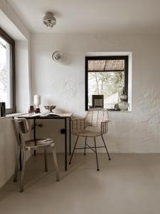 a room with a table and chairs and a window at helloduna in Dunabogdány