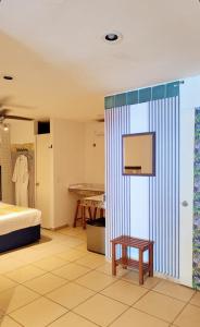 a room with a bed and a tv and a table at Cancún Hotel Boutique & Hostel in Cancún +52 photos