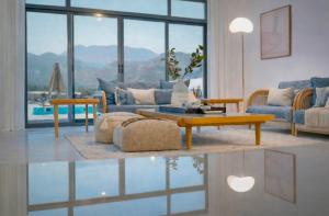 Azure Escape - Swimming Pool with Sea and Mountain view - Al Dana Island Fujairah